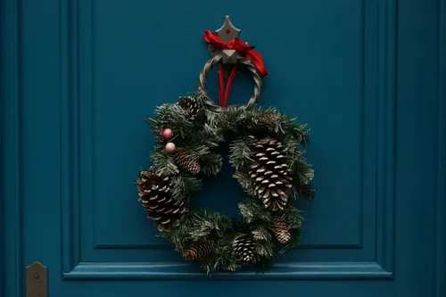 Comment attacher une couronne de Noël à votre porte