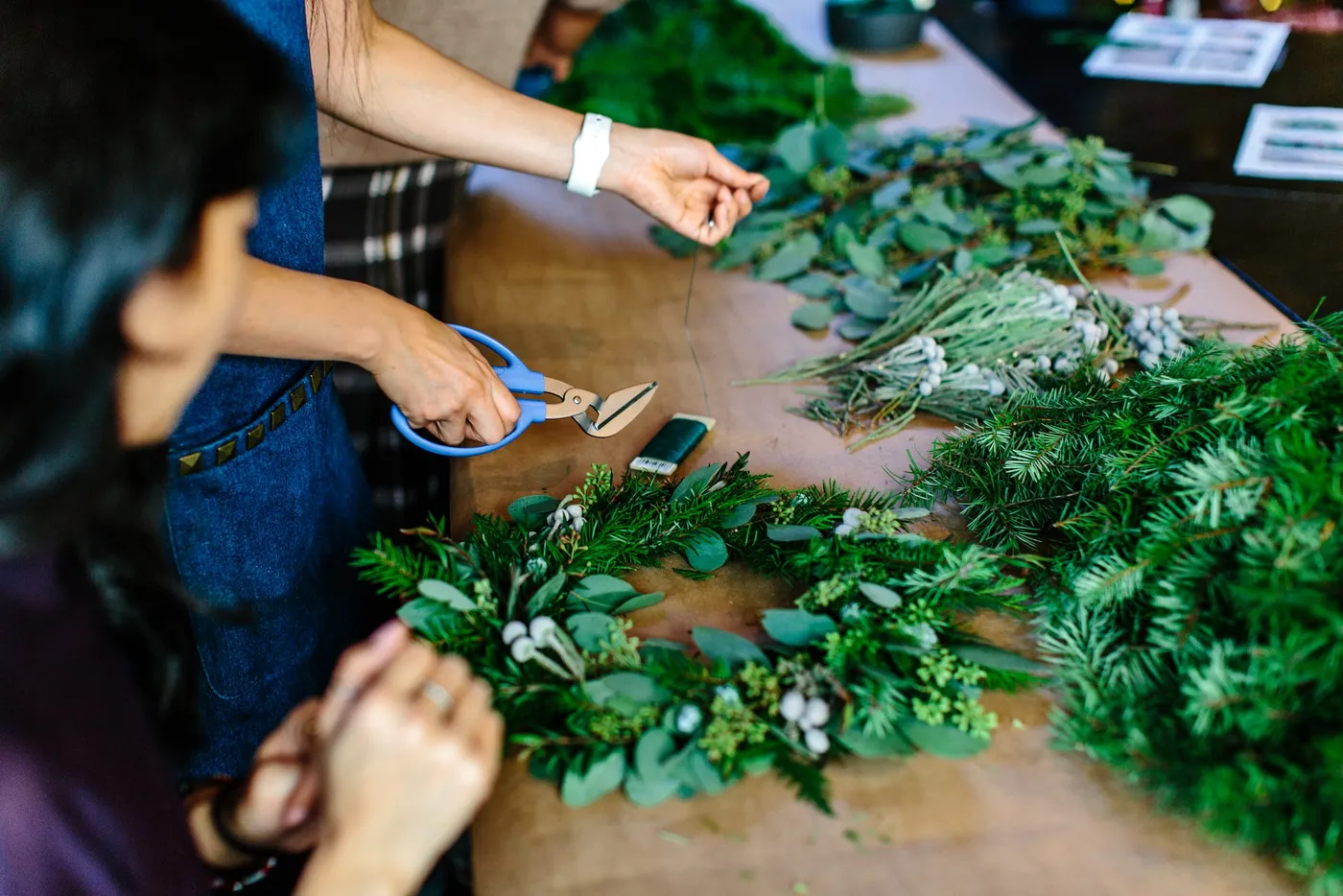 Création de couronne de porte lors d'un atelier