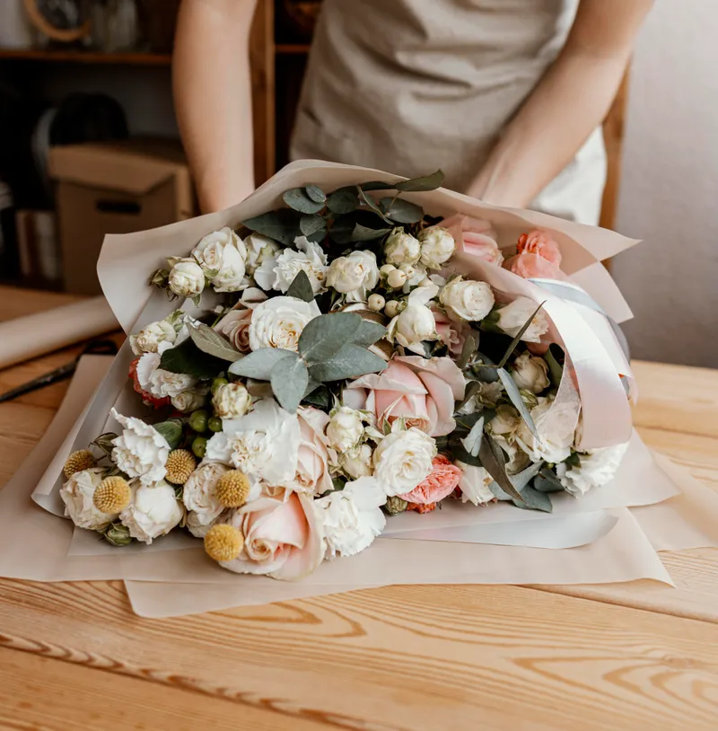 Femme faisant un arrangement floral